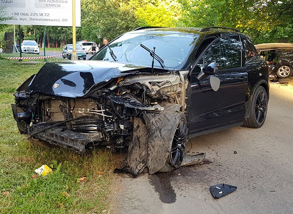 Прокуратура з’ясовує, чому чоловік дав свій "Porsche Cayenne" дівчині, яка потім скоїла резонансну аварію Прокуратура з’ясовує, чому чоловік дав свій "Porsche Cayenne" дівчині, яка потім скоїла резонансну аварію