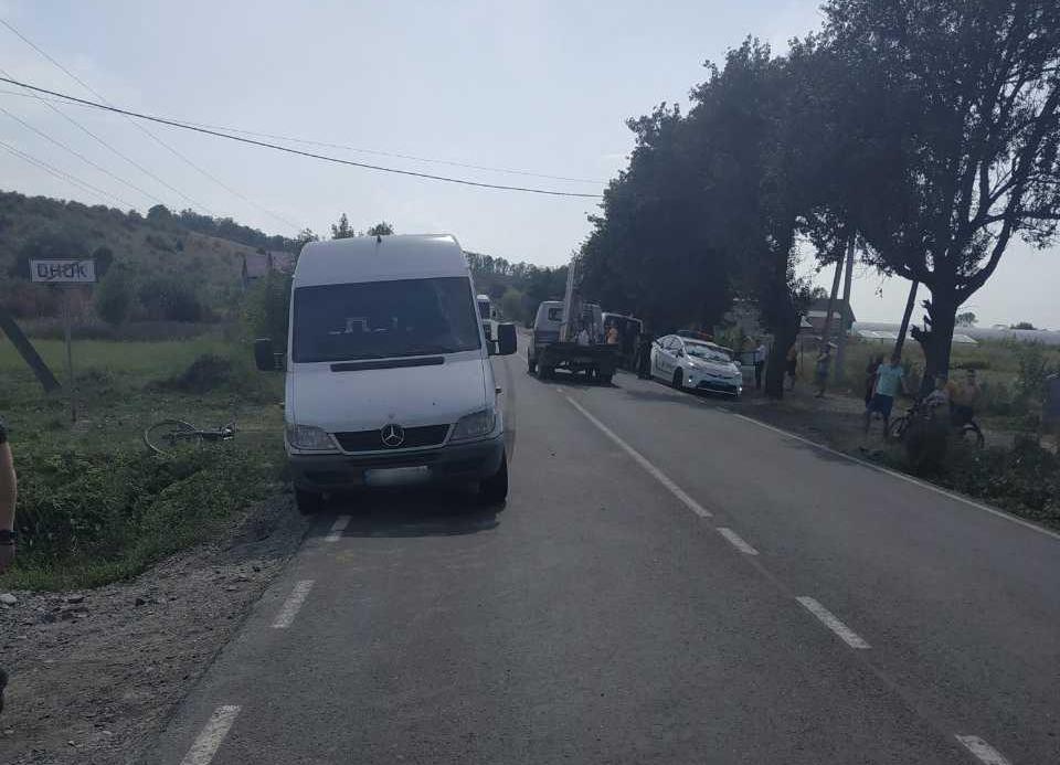 Чоловік, який переходив через дорогу, потрапив під автомобіль Чоловік, який переходив через дорогу, потрапив під автомобіль