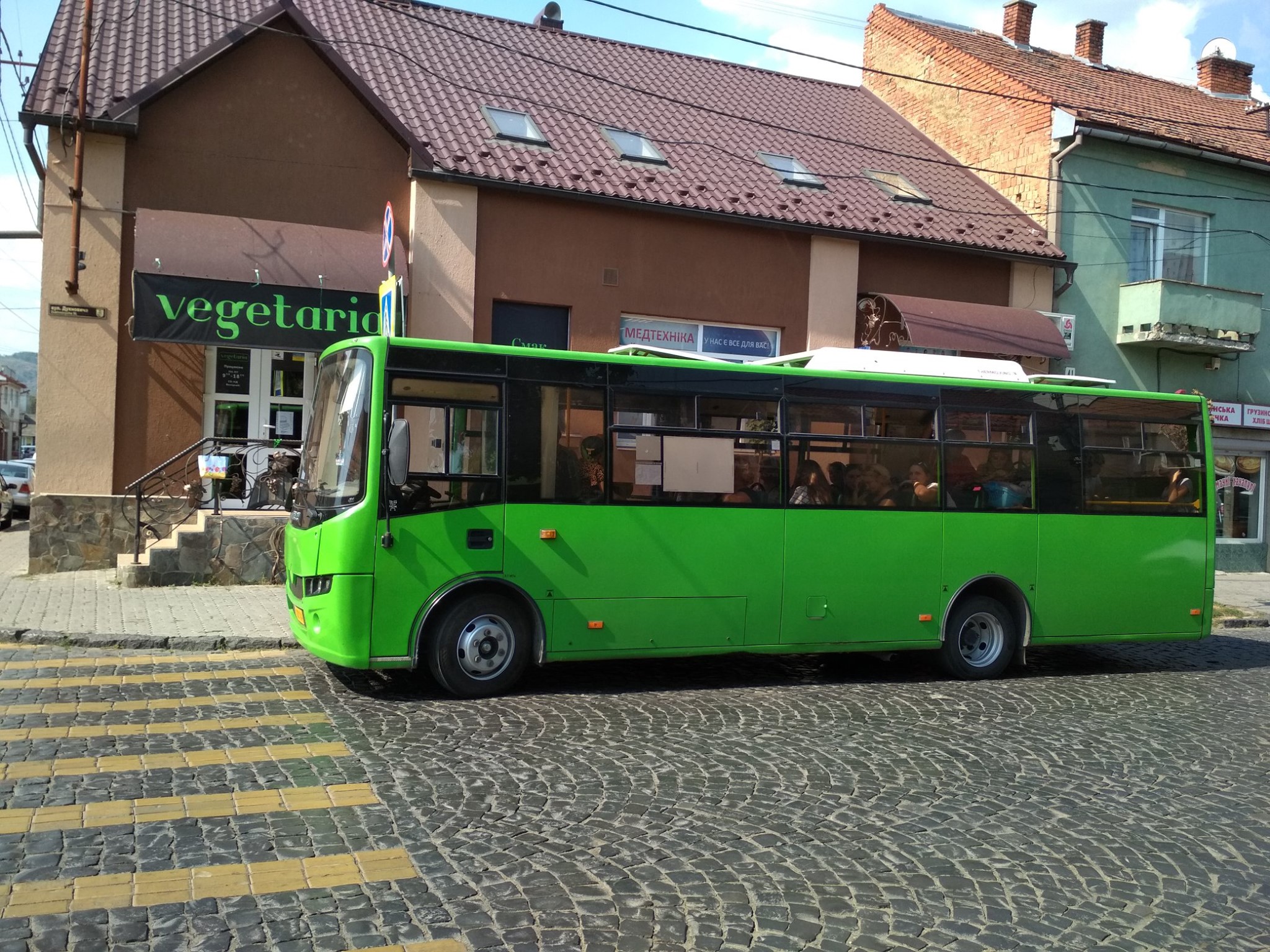 У Мукачеві водій маршрутки покинув автобус з пасажирами посеред дороги, — соцмережі У Мукачеві водій маршрутки покинув автобус з пасажирами посеред дороги, — соцмережі