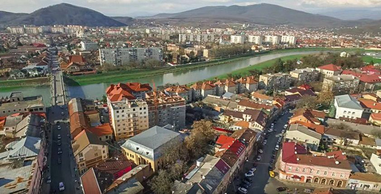 У Мукачеві чоловік виліз на 70-метрову висоту і зняв звідти відео У Мукачеві чоловік виліз на 70-метрову висоту і зняв звідти відео