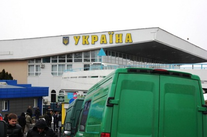 Митники Закарпаття конфіскували в українця брендові речі з Італії Митники Закарпаття конфіскували в українця брендові речі з Італії