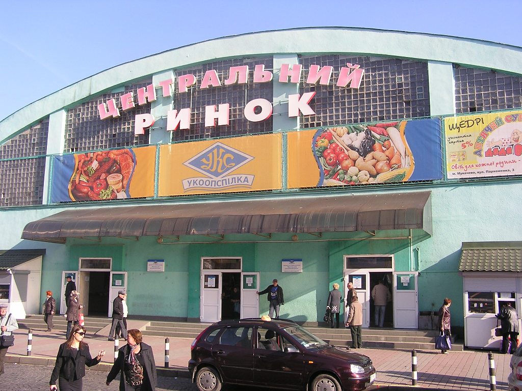 У Мукачеві на центральному ринку із рук чоловіка вирвали 10 тисяч гривень У Мукачеві на центральному ринку із рук чоловіка вирвали 10 тисяч гривень