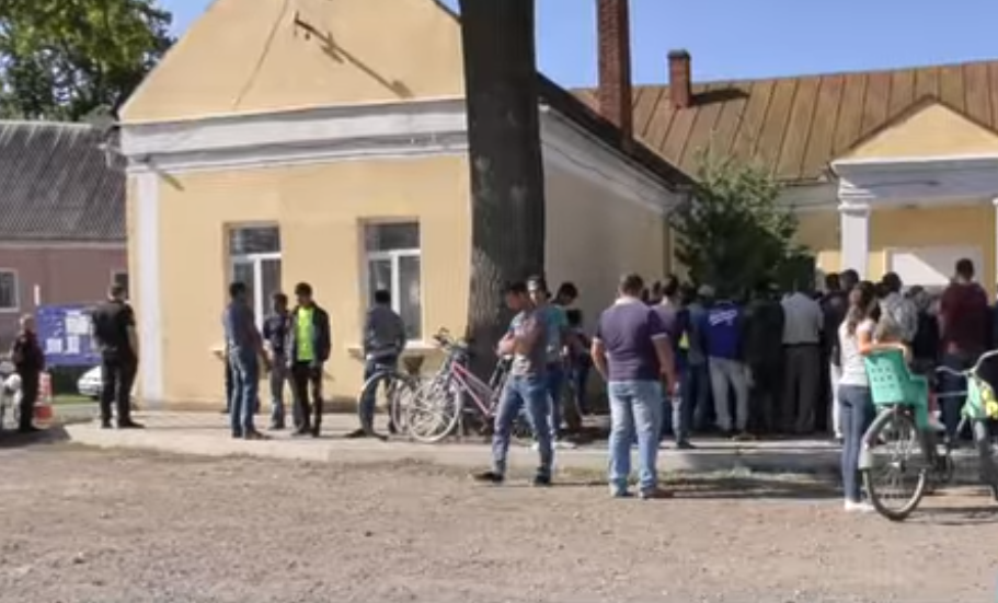 Жителі Ракошина повстали проти ромів із сусіднього села через постійні крадіжки та погрози останніх Жителі Ракошина повстали проти ромів із сусіднього села через постійні крадіжки та погрози останніх