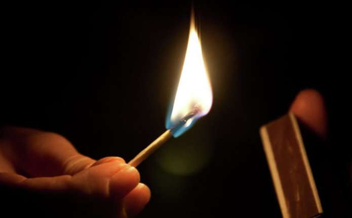 У Мукачеві вночі підпалили двері ювелірного магазину У Мукачеві вночі підпалили двері ювелірного магазину Шарм, що біля Центрального ринку