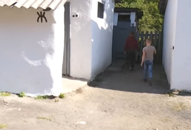 Був переляканий і дуже плакав: першокласник провалився до вигрібної ями шкільного туалету Був переляканий і дуже плакав: першокласник провалився до вигрібної ями шкільного туалету