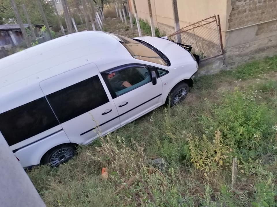 Водій на швидкості в’їхав у огорожу Водій на швидкості в’їхав у огорожу