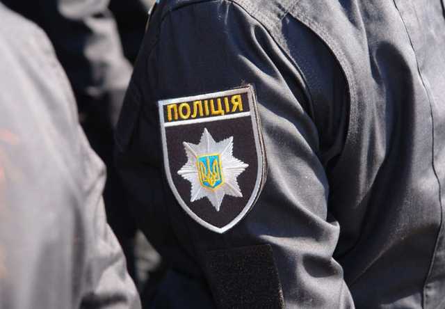 Вночі чоловік та жінка побили двох поліцейських Вночі чоловік та жінка побили двох поліцейських