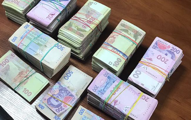 Директор школи разом із спільником привласнили 300 тисяч Директор школи разом із спільником привласнили 300 тисяч