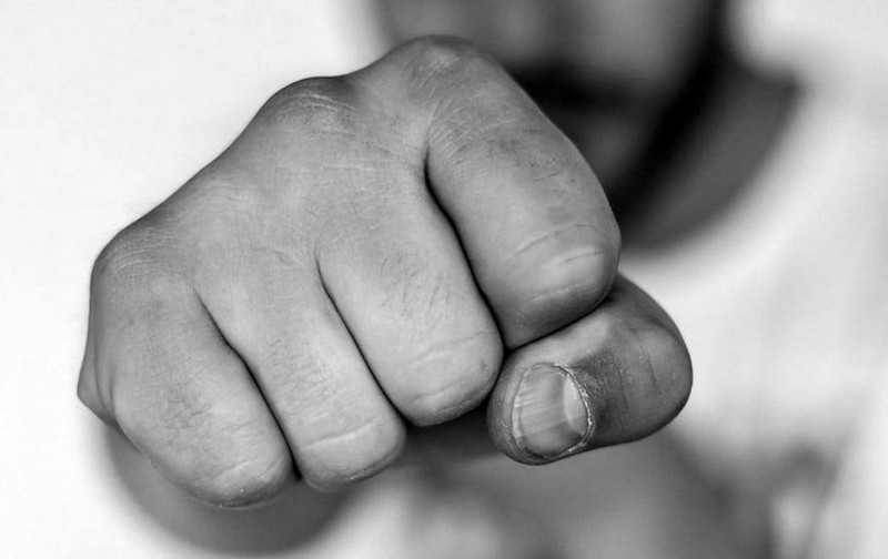 У Мукачеві на автобусній зупинці напали на жінку У Мукачеві на автобусній зупинці напали на жінку