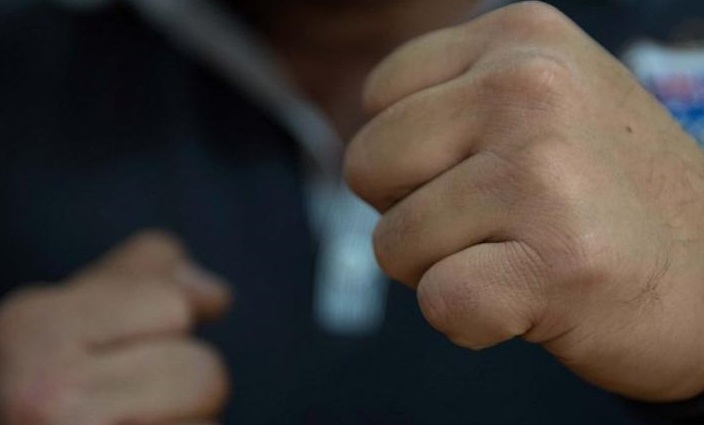 Чоловік знайшов біля своїх воріт непритомного хлопця Чоловік знайшов біля своїх воріт непритомного хлопця