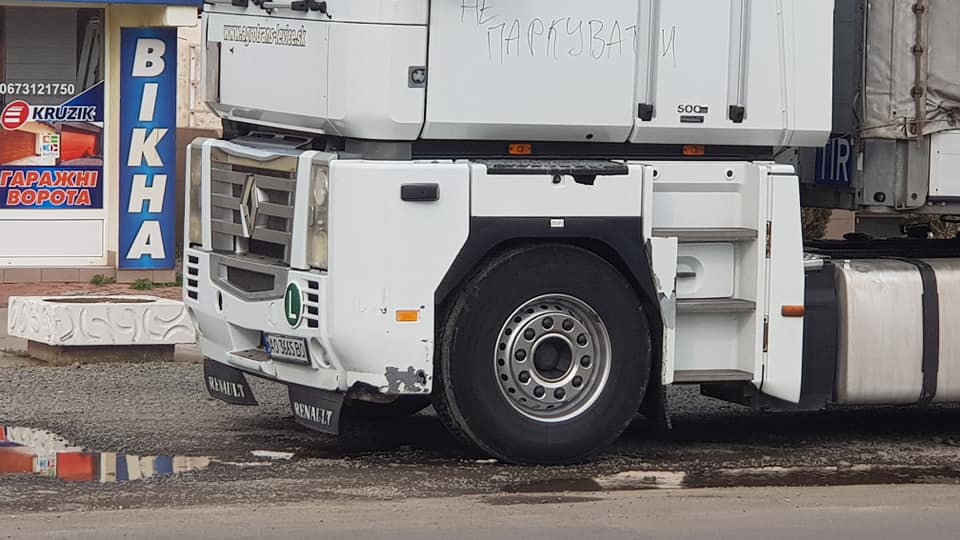 Невідомі залишили "послання" водію, який припаркував фуру на пішохідному переході Невідомі залишили "послання" водію, який припаркував фуру на пішохідному переході