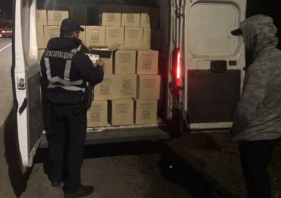 Патрульні виявили фургон, у якому перевозили цигарки без акцизного маркування Патрульні виявили фургон, у якому перевозили цигарки без акцизного маркування
