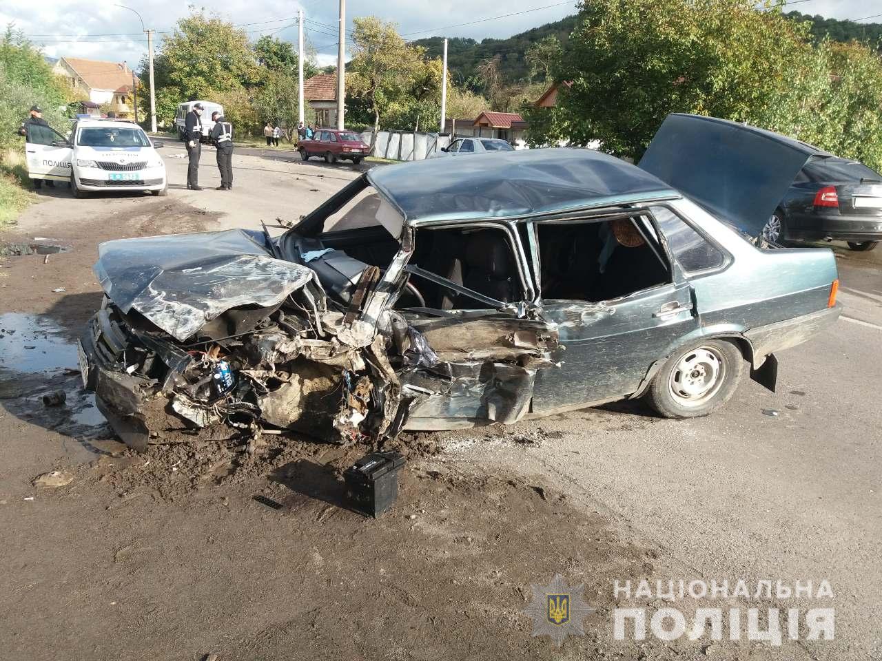 У результаті зіткнення легковика і маршрутки двоє людей опинились у лікарні У результаті зіткнення легковика і маршрутки двоє людей опинились у лікарні