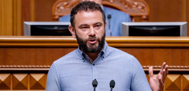 Депутат зі "Слуги народу" запропонував обкласти українців податком на обмін валюти Депутат зі "Слуги народу" запропонував обкласти українців податком на обмін валюти