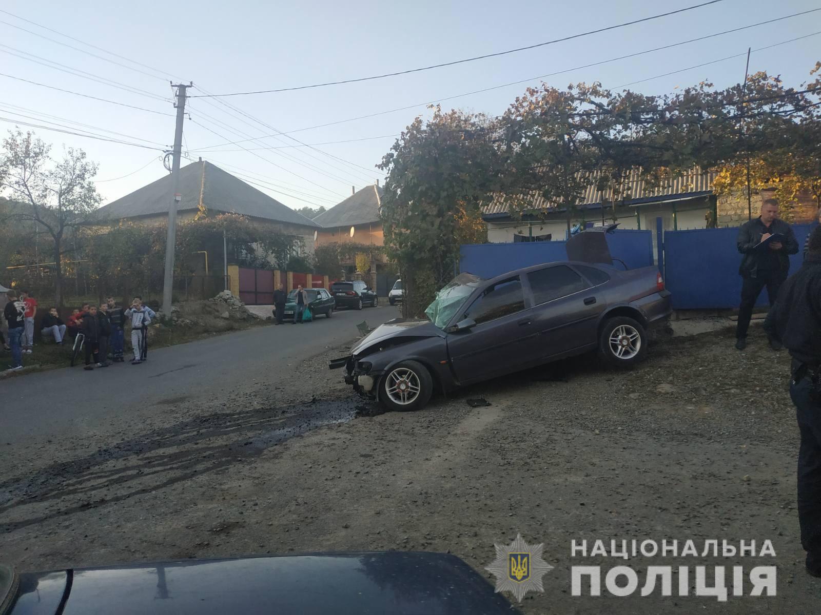 Хлопець на "Опелі" врізався у паркан: 25-річний пасажир автівки перебуває у важкому стані Хлопець на "Опелі" врізався у паркан: 25-річний пасажир автівки перебуває у важкому стані