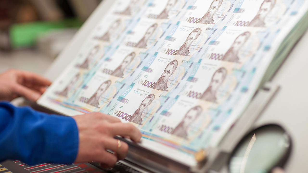 В Україні розпочали друк нових банкнот номіналом тисячу гривень В Україні розпочали друк нових банкнот номіналом тисячу гривень