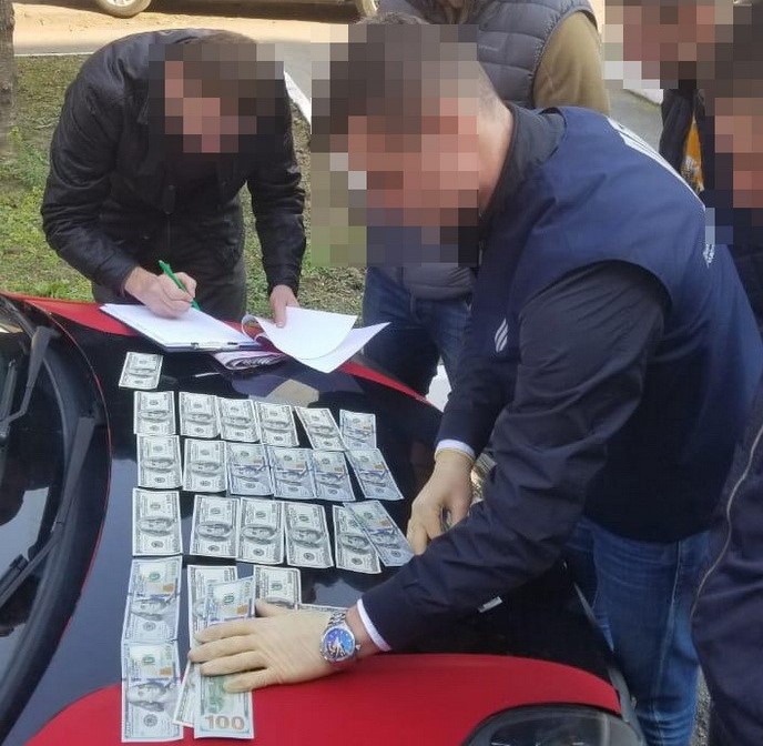 На Закарпатті посадовець шантажував підприємця та вимагав щомісячні «відкати» На Закарпатті посадовець шантажував підприємця та вимагав щомісячні «відкати»