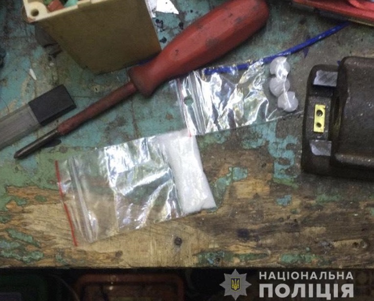 Поліція знайшла у гаражі чоловіка метамфетамін та ЛСД Поліція знайшла у гаражі чоловіка метамфетамін та ЛСД
