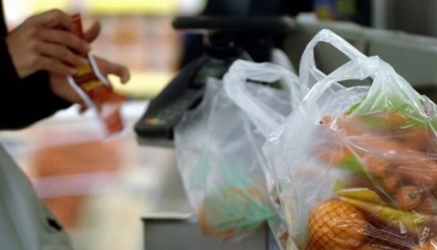 В Україні хочуть заборонити пластикові пакети В Україні хочуть заборонити пластикові пакети