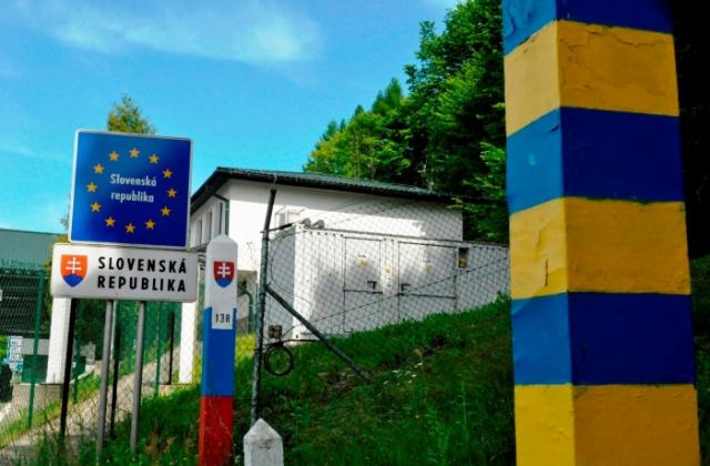 Неподалік українсько-словацького кордону затримали нелегалів: двом з них довелося викликати швидку Неподалік українсько-словацького кордону затримали нелегалів: двом з них довелося викликати швидку
