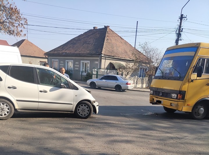 Автобус та легковик зіткнулися лоб у лоб Автобус та легковик зіткнулися лоб у лоб
