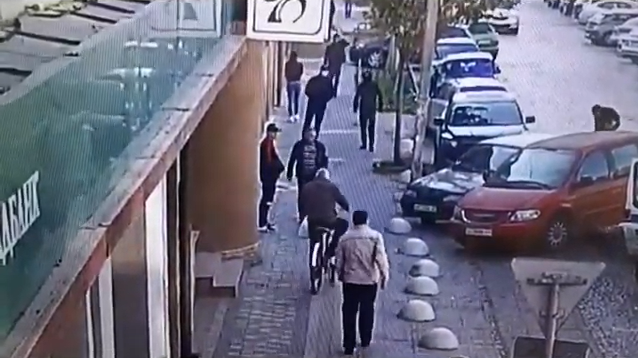 Хлопці в масках увірвались у банк: камери відеоспостереження зафіксували інцидент Хлопці в масках увірвались у банк: камери відеоспостереження зафіксували інцидент