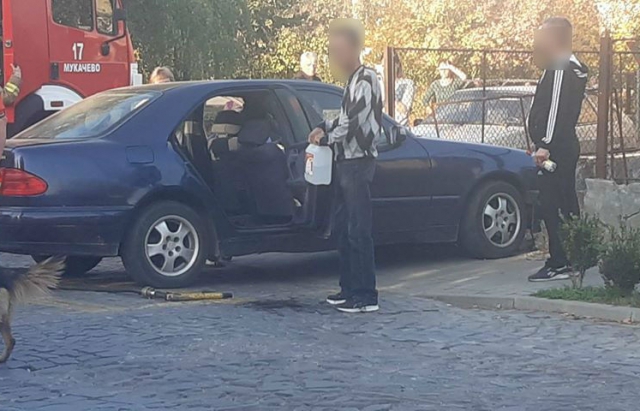 У Мукачеві автівка врізалась у паркан У Мукачеві автівка врізалась у паркан
