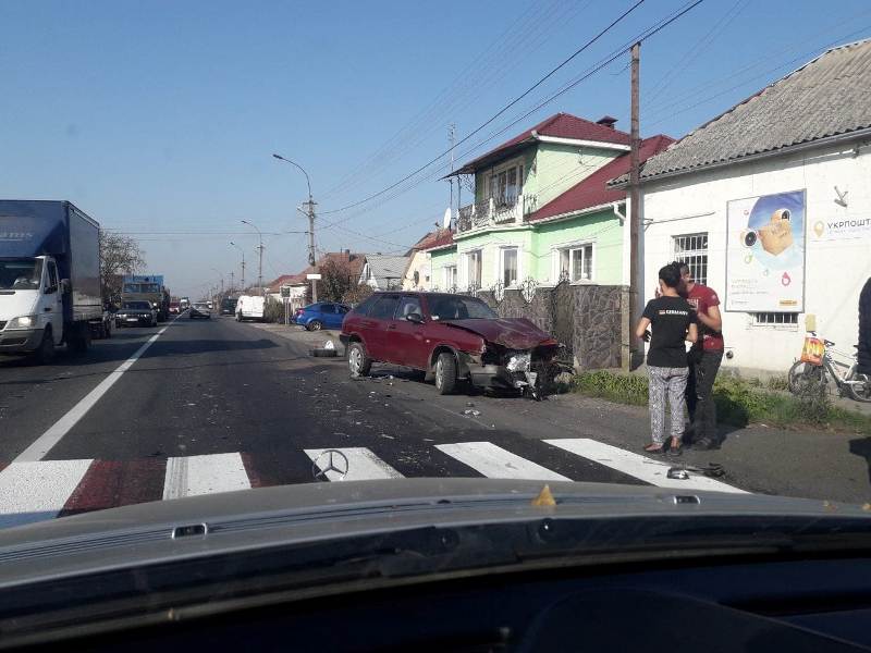 У Ракошині трапилась потрійна ДТП: зіткнулись легковик, вантажівка та мікроавтобус У Ракошині трапилась потрійна ДТП: зіткнулись легковик, вантажівка та мікроавтобус