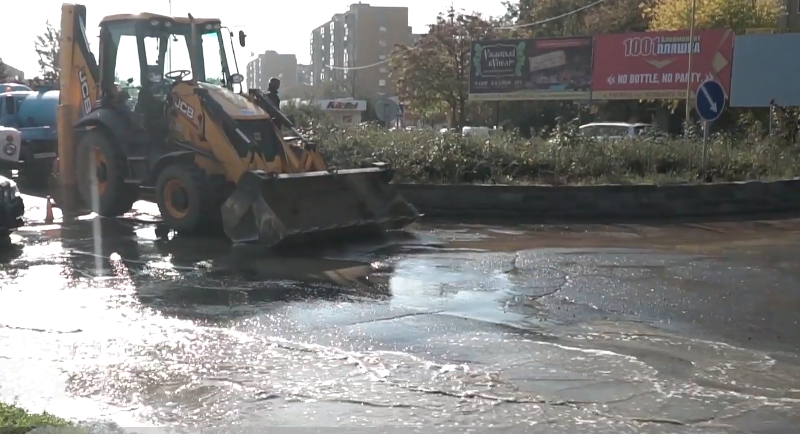 В Ужгороді біля ТЦ "Токіо" затопило дорогу В Ужгороді біля ТЦ "Токіо" затопило дорогу