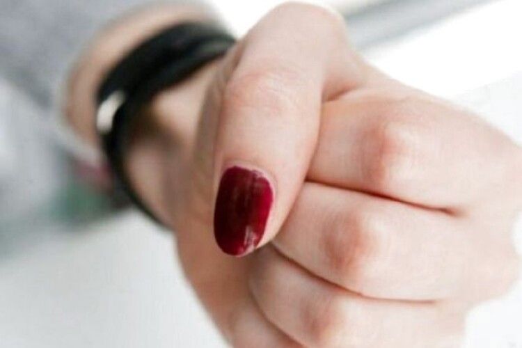 П’яна жінка вночі побила поліцейського П’яна жінка вночі побила поліцейського