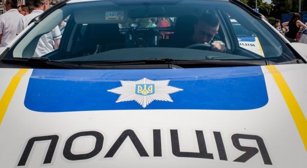 На узбіччі траси між селами помітили самотню дитину На узбіччі траси між селами помітили самотню дитину