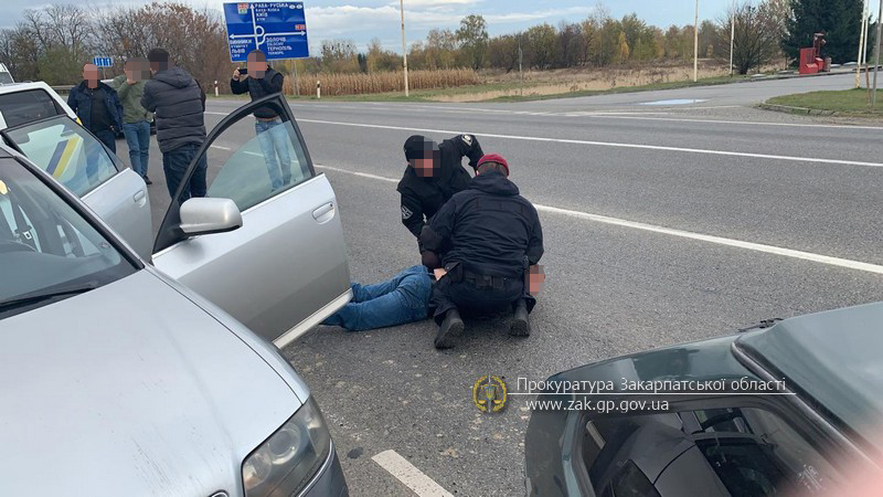 Поліцейські показали, як затримували наркоторговця Поліцейські показали, як затримували наркоторговця