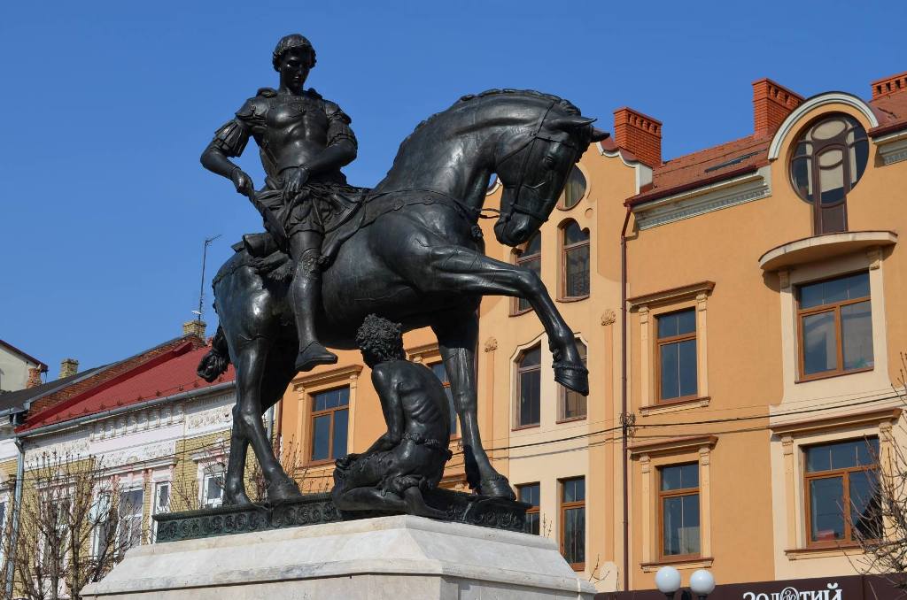 Цьогоріч День св. Мартина у Мукачеві відзначатимуть біля встановленої навесні скульптури Цьогоріч День св. Мартина у Мукачеві відзначатимуть біля встановленої навесні скульптури