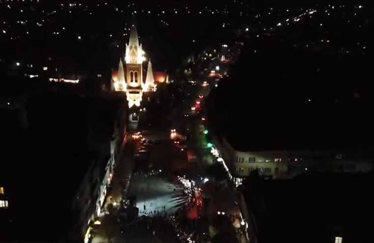 Ліхтарикову ходу у Мукачеві показали з висоти пташиного польоту Ліхтарикову ходу у Мукачеві показали з висоти пташиного польоту