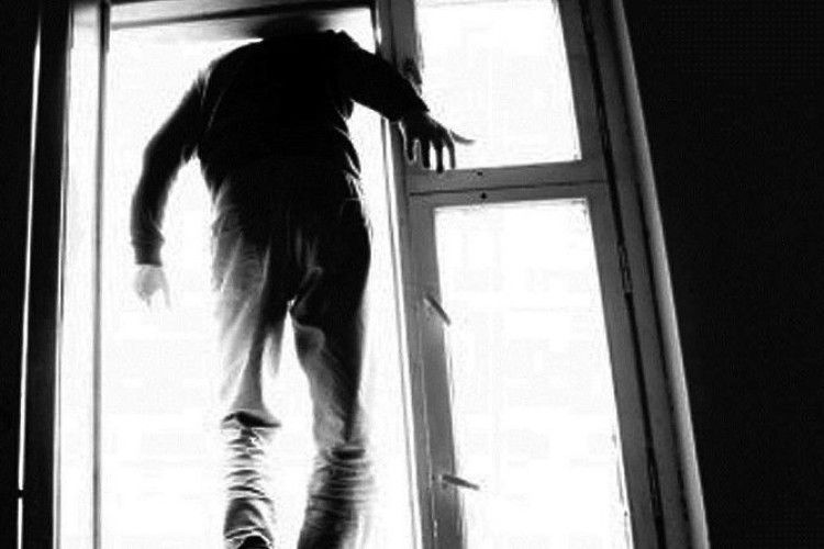 Сьогодні вранці чоловік скоїв самогубство Сьогодні вранці в Ужгороді чоловік скоїв самогубство – вистрибнув із вікна 9 поверху