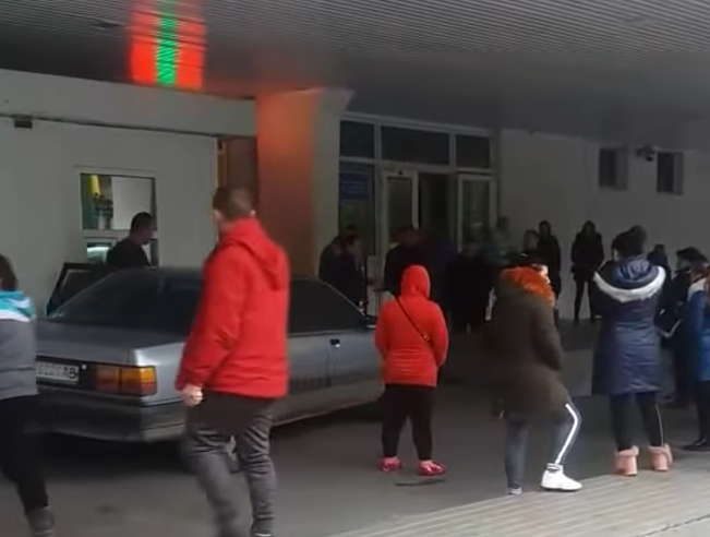 Протести тривають: оприлюднено відео бійки на КПП "Тиса" Протести тривають: оприлюднено відео бійки на КПП "Тиса"