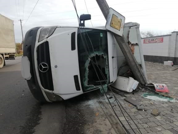 У Мукачеві машина врізалась в електроопору і перекинулась У Мукачеві машина врізалась в електроопору і перекинулась
