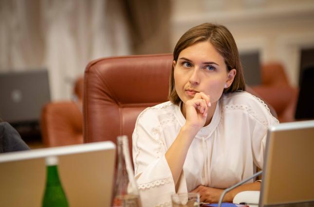 Міністерка освіти вважає, що в Україні занадто багато вчителів і пропонує закривати сільські школи Міністерка освіти вважає, що в Україні занадто багато вчителів і пропонує закривати сільські школи