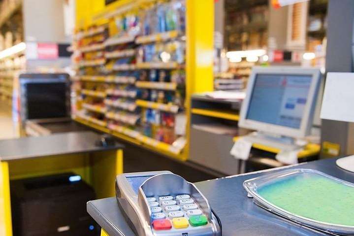 Українцям хочуть дозволити знімати готівку в касах торгівельних підприємств Українцям хочуть дозволити знімати готівку в касах торгівельних підприємств