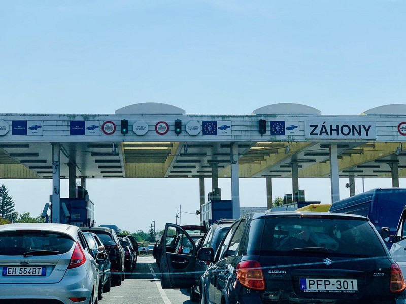 На українсько-угорському кордоні утворились величезні черги На українсько-угорському кордоні утворились величезні черги