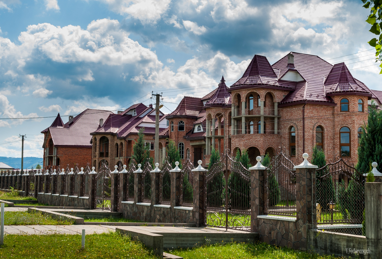 Жителі Нижньої Апші розповіли, звідки в них гроші на елітні маєтки Жителі Нижньої Апші розповіли, звідки в них гроші на елітні маєтки
