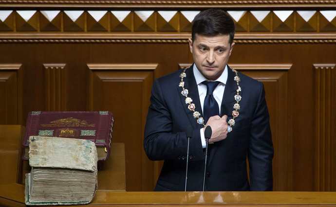 Рейтинг довіри українців до президента Зеленського впав удвічі: результати опитування Рейтинг довіри українців до президента Зеленського впав удвічі: результати опитування