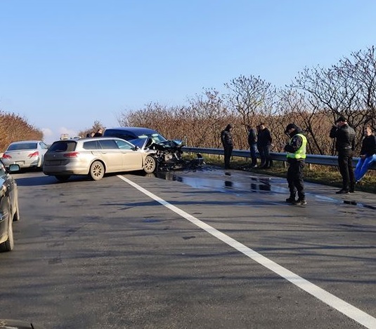 ФОТО: Роман Келемен На трасі поблизу Глибокого сталася аварія. Одна з машин сильно пошкоджена