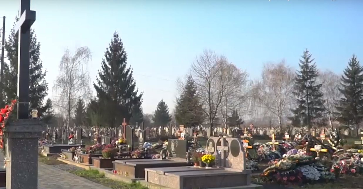 На Ужгородщині розгорівся конфлікт через місця на цвинтарі На Ужгородщині розгорівся конфлікт через місця на цвинтарі