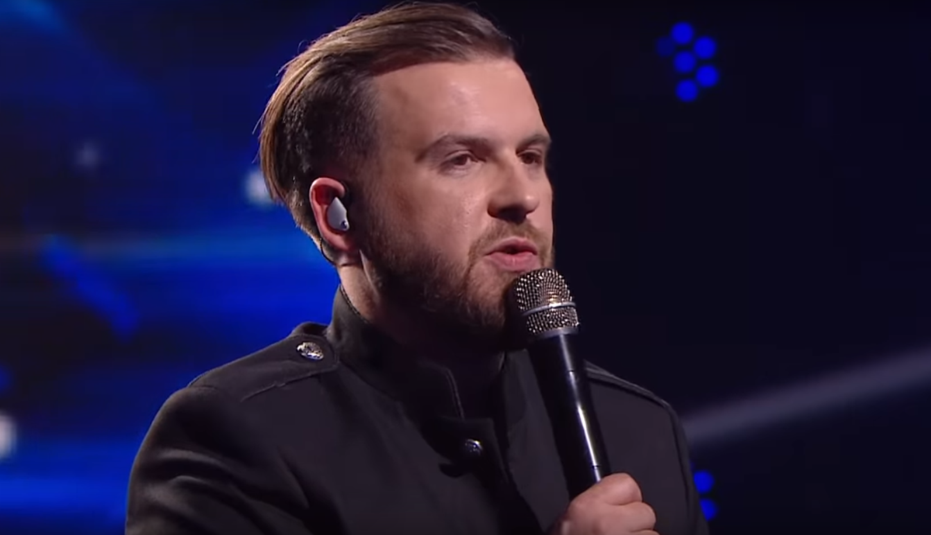Пам’ятаймо, кому ми вдячні за мирне небо, — промова вокаліста "Без обмежень" вразила слухачів Пам’ятаймо, кому ми вдячні за мирне небо, — промова вокаліста "Без обмежень" вразила слухачів