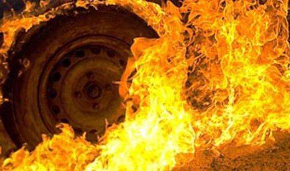 На Свалявщині прямо на дорозі зайнялася фура На Свалявщині прямо на дорозі зайнялася фура