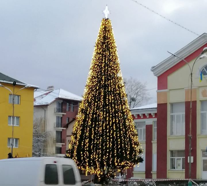 ФОТО: Вікуся Гуйван У Сваляві головна ялинка міста буде штучною