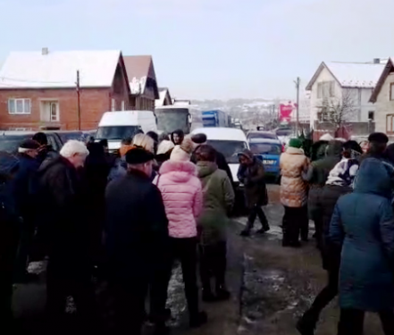 На Іршавщині люди перекрили дорогу На Іршавщині люди перекрили дорогу