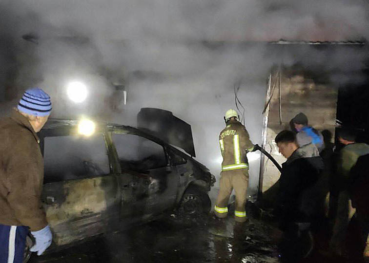 У гаражі майже вщент згорів автомобіль У гаражі майже вщент згорів автомобіль