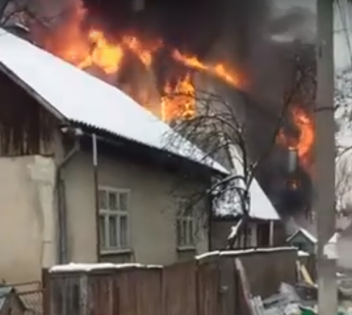 На Тячівщині горить магазин будівельних товарів, — соцмережі На Тячівщині горить магазин будівельних товарів, — соцмережі